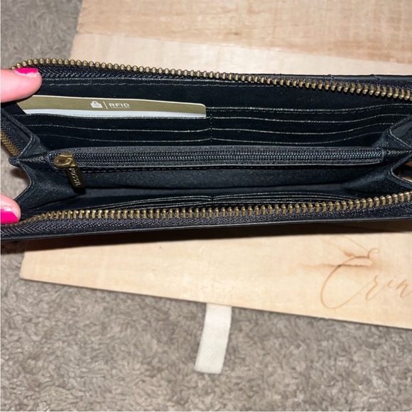 ⭐️SALE⭐️ Fossil Wallet & Luggage Tag Set - Picture 4 of 7